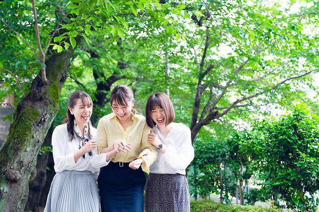 하루에 20분 정도 어슬렁걷기 등 아주 가벼운 신체활동만 해도 우울증 예방 등 건강에 좋다. 친구들과 웃고 떠들며 천천히 걸어도 된다. 특히 나이든 사람, 건강이 썩 좋지 않은 사람, 운동을 다시 시작해야 하는 사람 등에겐 최대 심박수의 50% 미만에 해당하는 '존 제로(Zone Zero)' 운동이 매우 중요하다. [사진=게티이미지뱅크]