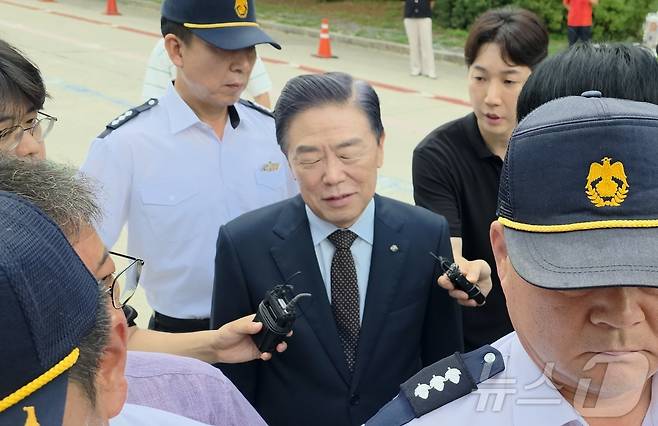 김형석 독립기념관장이 25일 천안 독립기념관으로 출근을 하다가 출근 저지 시민들과 언쟁을 벌이고 있다. 2025.8.25/뉴스1 ⓒ News1 이시우 기자