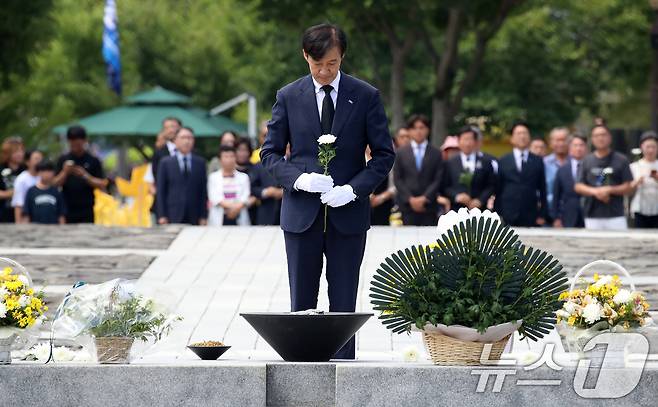 조국 조국혁신당 혁신정책연구원장이 25일 경남 김해시 진영읍 봉하마을을 찾아 고 노무현 전 대통령 묘역에 헌화하고 있다. 2025.8.25/뉴스1 ⓒ News1 윤일지 기자