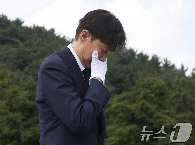 조국 조국혁신당 혁신정책연구원장이 25일 경남 김해시 진영읍 봉하마을을 찾아 고 노무현 전 대통령 묘역을 참배하고 있다. 2025.8.25/뉴스1 ⓒ News1 윤일지 기자
