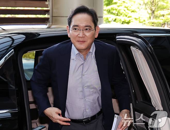 이재용 삼성전자 회장이 24일 오후 서울 강서구 김포비즈니스항공센터에서 한미 정상회담 경제사절단 동행을 위해 미국으로 출국하고 있다. 2025.8.24/뉴스1 ⓒ News1 구윤성 기자