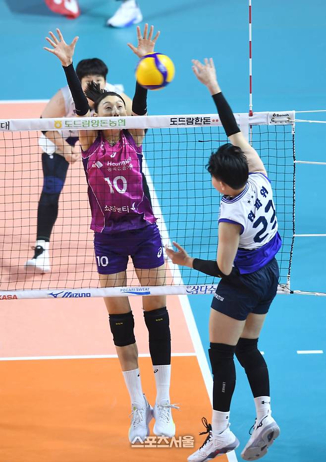 흥국생명 김연경이 24일 인천삼산월드체육관에서 열린 2024~2025 V-리그 현대건설과 경기에서 상대 위파위의 공격을 블로킹하고 있다.  2024. 11. 24. 삼산 | 최승섭기자 thunder@sportsseoul.com