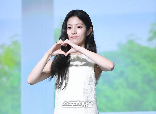 신은수가 25일 서울 마포 호텔 나루 서울 엠갤러리에서 진행된 넷플릭스 ‘고백의 역사’ 제작보고회에서 포즈를 취하고 있다. 2025. 8. 25.  최승섭기자 thunder@sportsseoul.com