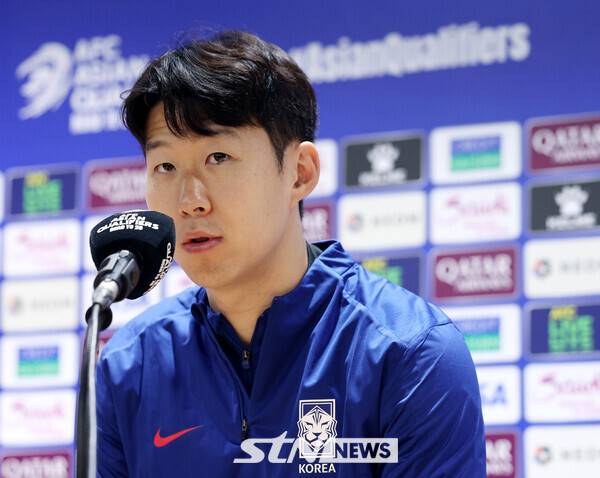 대한민국 축구대표팀 손흥민이 19일 경기 고양종합운동장에서 3월 A매치 대비 훈련에 앞서 열린 공식 기자회견에서 취재진의 질문에 답하고 있다. 한국은 오는 20일 고양종합운동장에서 오만과 2026 국제축구연맹(FIFA) 북중미 월드컵 아시아 지역 3차 예선 7차전을 치른 뒤, 25일 수원월드컵경기장에서 요르단과 8차전을 갖는다. /사진=뉴시스