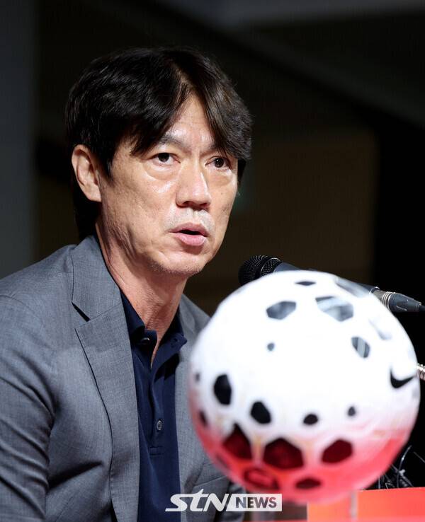 홍명보 축구대표팀 감독이 25일 서울 종로구 축구회관에서 2026 국제축구연맹(FIFA) 북중미 월드컵을 대비한 9월 A매치 명단을 발표를 하고 있다. 홍명보호는 내달 7일 오전 6시 미국 뉴저지주 해리슨의 스포츠일러스트레이티드 스타디움에서 미국을 상대한 뒤, 10일 오전 10시 미국 테네시주 내슈빌의 지오디스파크에서 멕시코와 격돌한다. /사진=뉴시스