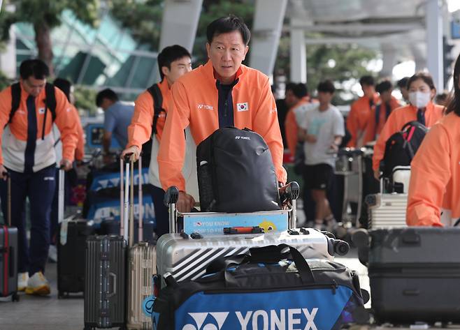 세계개인선수권대회에 출전하는  배드민턴 국가대표팀 박주봉 감독과 선수들이 22일 인천국제공항 1터미널에서 출국을 위해 이동하고 있다. <저작권자(c) 연합뉴스, 무단 전재-재배포, AI 학습 및 활용 금지>