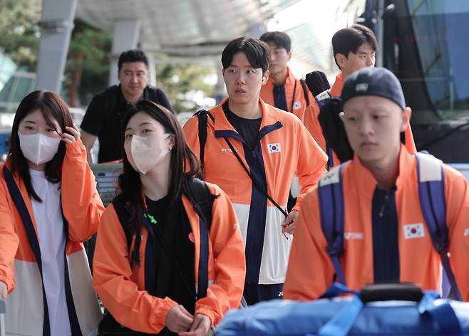 세계개인선수권대회에 출전하는  배드민턴 국가대표팀 서승재를 비롯한 선수들이 22일 인천국제공항 1터미널에서 출국을 위해 이동하고 있다. <저작권자(c) 연합뉴스, 무단 전재-재배포, AI 학습 및 활용 금지>