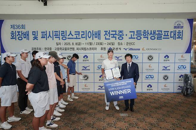 사진 왼쪽부터 남자부 우승 백승화 (천안중앙방통고 2), 중고연맹회장 허남양