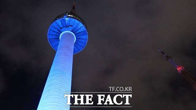 19일 오후 방문한 남산서울타워의 모습. 파란빛이 인상적이다. /남산=이상빈 기자