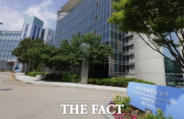 고노동부 중부지방고용노동청은 이르면 다음 달 산업안전보건법 위반 혐의로 인천공항공사와 인천공항시설관리를 검찰에 송치할 예정이다. 인천국제공항공사 전경. /인천공항공사