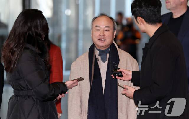 손정의 소프트뱅크그룹 회장이 이재용 삼성전자 회장과 샘 올트먼 오픈AI 최고경영자(CEO)와의 회동을 위해 4일 서울 서초구 삼성전자 사옥에 도착해 취재진의 질문에 답하고 있다. (사진=뉴스1)