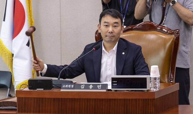 국회 법제사법위원회 제1소위 위원장인 더불어민주당 김용민 의원이 25일 국회에서 열린 법사위 법안심사 제1소위원회를 개회하고 있다.     이날 법사위 제1소위에서는 검찰개혁 입법청문회 실시계획서 채택과 법원조직법 일부개정법률안에 대한 토의를 진행했다. 연합뉴스
