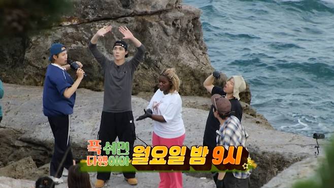 MBC 예능 '푹 쉬면 다행이야'(푹다행)가 8월 25일 방송을 앞두고 가수 김희재가 바다 위에서 펼친 깜짝 라이브 무대를 선공개하며 시청자들의 기대를 한 몸에 받고 있다. 김희재가 배 위에서 동료들을 위해 자신의 히트곡과 트로트 명곡을 열창하며 현장의 분위기를 뜨겁게 달구는 모습이 담겨 있다. 망망대해의 아름다운 풍경을 배경으로 펼쳐진 독특한 '선상 디너쇼'는 지쳐 있던 출연진에게 잊지 못할 추억과 활력을 선물했다. 흥겨운 노랫가락과 멤버들의 환호가 어우러진 모습은 프로그램 '푹 쉬면 다행이야'가 선보일 다채로운 이야기에 대한 관심을 한층 더 높였다.