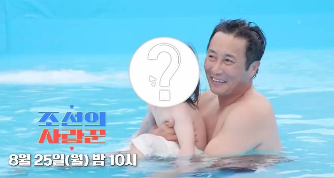 TV조선 예능 프로그램 '조선의 사랑꾼'에서 9월 재혼을 앞둔 개그맨 김병만이 2세 아들을 최초로 공개했다. '리틀 김병만'으로 불리는 아들은 어린 나이에도 불구하고 아빠를 쏙 빼닮은 외모와 선명한 근육을 자랑해 놀라움을 안겼다. 김병만은 태어날 때부터 간호사가 "알통을 갖고 태어났다"고 말했을 정도로 남다른 신체를 가진 아들의 모습을 공개하며 애정을 드러냈다. 또한, 아이는 지치지 않는 에너지로 넓은 공간을 누비며 과거 '출발 드림팀'에서 활약했던 김병만의 모습을 연상시켰다. '조선의 사랑꾼'을 통해 공개될 김병만 부자의 일상은 시청자들의 기대를 모으고 있다.