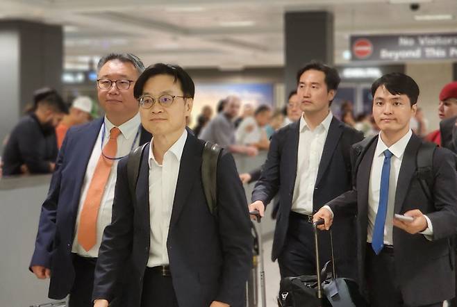 김정관 산업통상자원부 장관이 이재명 대통령과 도널드 트럼프 미국 대통령의 한미 정상회담을 사흘 앞둔 22일(현지시간) 미국 측과 정상회담 의제 사전 조율을 위해 워싱턴DC 인근 덜레스 국제공항을 통해 미국에 입국하고 있다/연합뉴스