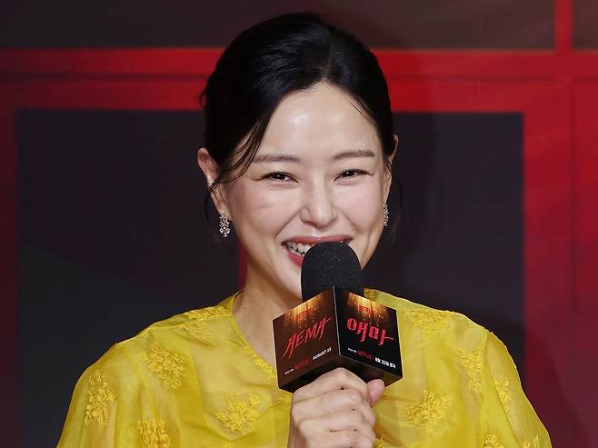 배우 이하늬가 18일 서울 마포구 호텔나루서울 엠갤러리에서 열린 넷플릭스 시리즈 '애마' 제작발표회에서 인사말을 하고 있다. /연합뉴스