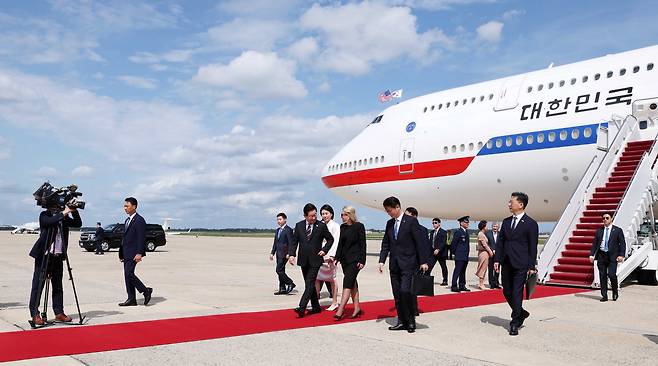 이재명 대통령이 24일 워싱턴 DC 앤드루스 공군 기지에 도착해 공군 1호기에서 내려 레드카펫 위를 걷고 있다. /연합뉴스