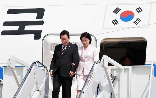 한미 정상회담을 위해 미국을 방문한 이재명 대통령과 김혜경 여사가 24일(현지 시간) 워싱턴DC 앤드루스 공군기지에 도착해 공군 1호기에서 내리고 있다./뉴시스