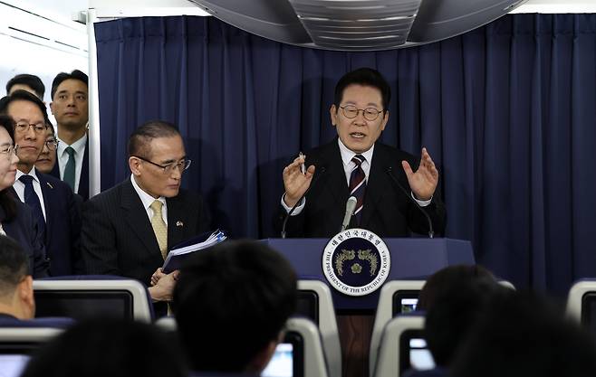 이재명 대통령이 24일(현지시간) 일본 도쿄 하네다공항 이륙 뒤 한미 정상회담을 위해 미국 워싱턴DC로 향하는 공군 1호기 기내에서 기자간담회를 하고 있다./연합뉴스