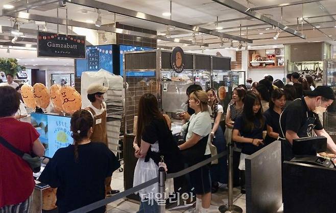 KOTRA는 최근 도쿄 주요 상권에서 한국 브랜드 팝업스토어 운영을 지원하고 있다. 지난 13일 일본 도쿄 이세탄 백화점에서 열린 ‘농업회사법인 밭’의 감자빵 팝업스토어 현장 모습. ⓒ대한무역투자진흥공사
