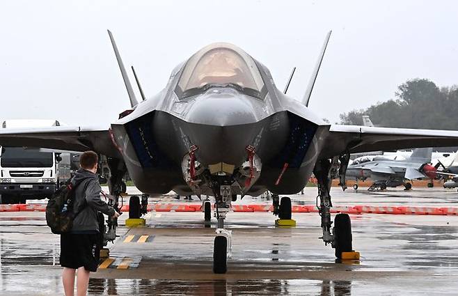 경기 평택시 주한미군 오산공군기지에 미국의 5세대 스텔스 전투기 F-35B가 전시돼 있다. ⓒ뉴시스