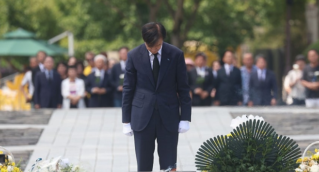 조국혁신당 조국 혁신정책연구원장이 25일 오전 경남 김해시 진영읍 봉하마을 노무현 전 대통령 묘역을 참배하고 있다. ⓒ연합뉴스