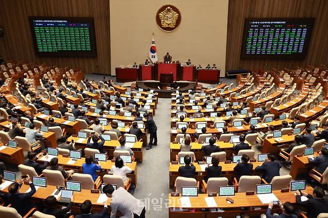 24일 오전 서울 여의도 국회에서 열린 제428회 국회(임시회) 제2차 본회의에서 노동조합 및 노동관계조정법 일부개정법률안(대안)이 더불어민주당 주도로 통과되고 있다. ⓒ뉴시스