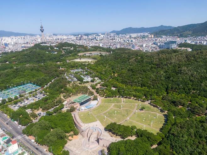 최근 드론을 이용해 촬영한 대구 달서구 두류공원의 모습. 대구 달서구 제공