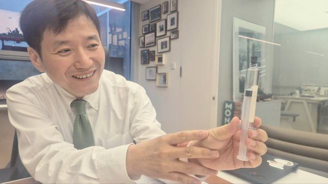 주지현 입셀 대표가 입셀의 골관절염 치료제 '뮤콘'에 대해 설명하고 있다. 주사기 안쪽에는 구형 덩어리 형태로 모인 연골 세포들이 들어 있다.&nbsp;박정연 기자 hesse@donga.com