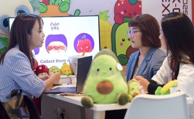 수출기업 오로라월드 관계자가 중국 선전에서 열린 한국콘텐츠진흥원의 ‘2025 K-콘텐츠 엑스포 in 중국’ 행사에서 수출 상담을 하고 있다. 콘진원 제공