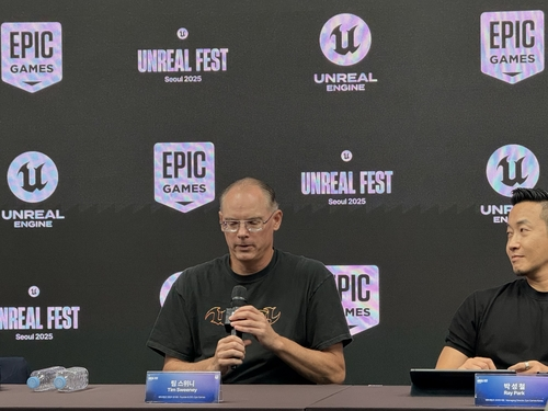 팀 스위니 에픽게임즈 대표가 25일 서울 코엑스에서 열린 ‘언리얼 페스트 2025 서울’  미디어 브리핑에서 발언하고 있다. 연합뉴스