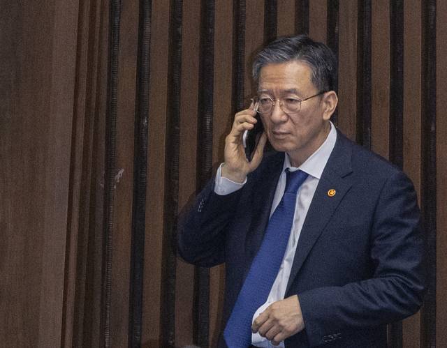 정성호 법무부 장관이 25일 국회에서 열린 본회의에 출석해 대기하다 전화 통화를 하고 있다. [연합뉴스]