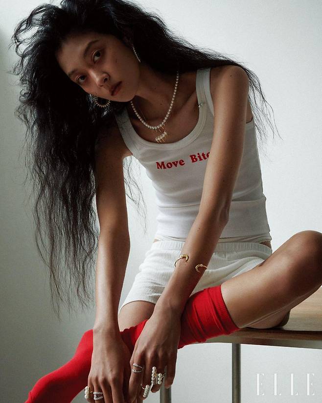 슬리브리스 톱은 Mark Gong. 브리프는 Zara. 쇼트팬츠는 In-a. 양말은 에디터 소장품.
