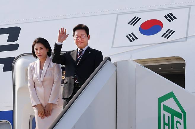 이재명 대통령 부부, 한미 정상회담 위해 미국으로 출발     (도쿄=연합뉴스) 한상균 기자 = 한일 정상회담을 마친 이재명 대통령과 부인 김혜경 여사가 24일 일본 도쿄 하네다공항에서 도널드 트럼프 미국 대통령과의 한미 정상회담을 위해 워싱턴DC로 향하며 공군1호기에 올라 인사하고 있다. 2025.8.24       xyz@yna.co.kr (끝)