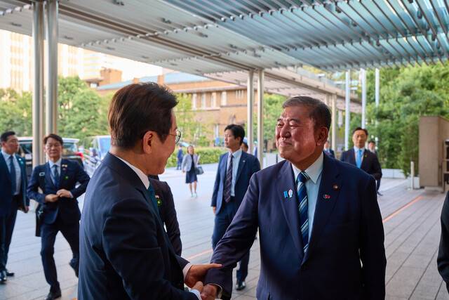 이재명 대통령이 23일 일본 도쿄 총리 관저에 도착해 이시바 시게루 일본 총리와 인사하고 있다. 연합뉴스