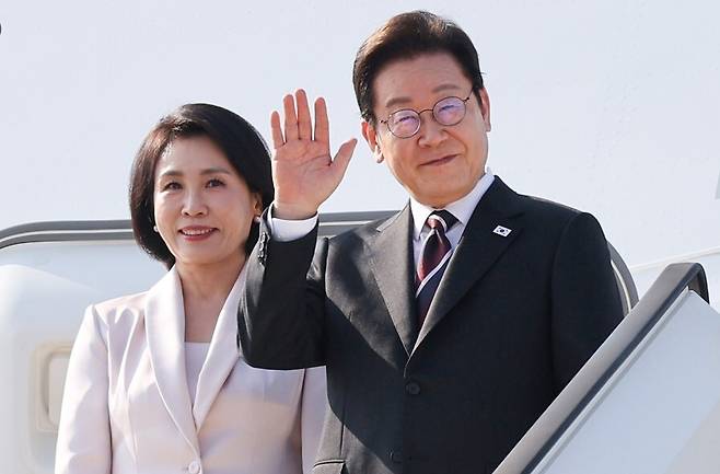 한-일 정상회담을 마친 이재명 대통령과 부인 김혜경 여사가 24일 일본 도쿄 하네다공항에서 도널드 트럼프 미국 대통령과의 한미 정상회담을 위해 워싱턴디씨로 향하며 공군1호기에 올라 인사하고 있다. 연합뉴스