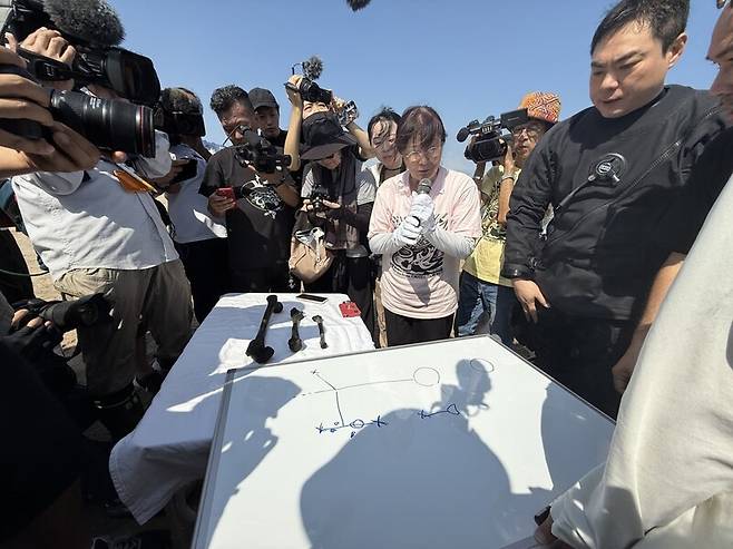 일제강점기 조선인 노동자 136명 등이 숨진 일본 조세이해저탄광 사고 현장에서 83년 만에 희생자 것으로 추정되는 일부 유골이 25일 발견된 가운데 관계자들이 현장에 모여있다. 플로랑스 갈미쉬 제공