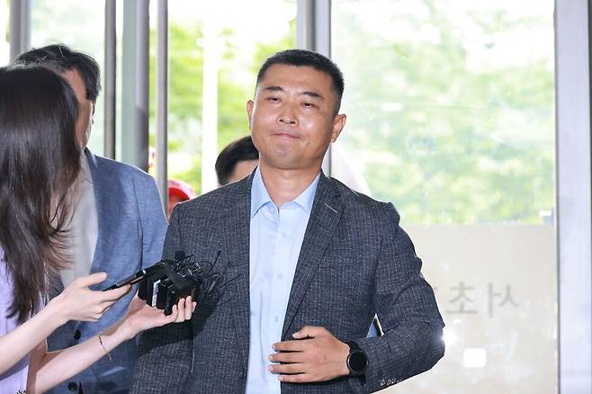 박상현 전 해병대 1사단 7여단장이 25일 오전 채 상병 사건 외압 의혹을 수사하는 이명현 특별검사팀 사무실이 마련된 서울 서초구 서초한샘빌딩으로 들어서고 있다. 김혜윤 기자 unique@hani.co.kr