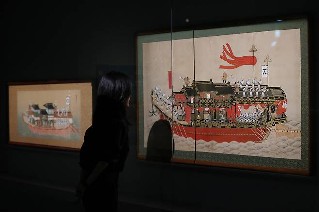 지난 4월24일 서울 종로구 서울역사박물관에서 조선시대 통신사 유물 128점을 선보이는 ‘마음의 사귐, 여운이 물결처럼’ 특별전 프레스투어가 열리고 있다. 연합뉴스