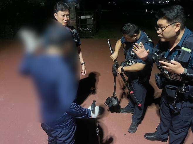 도검을 차고 다니던 70대 남성이 지난 24일 밤 경기도 파주에서 경찰에 검거되고 있다. 경기북부경찰청 기동순찰대 제공