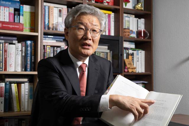 김종민 변호사가 7일 서울 서초구 법무법인 MK파트너스 사무실에서 본보와 인터뷰하며 저서 '검찰제도론'에서 2000년 유럽평의회가 권고한 '형사사법제도에서의 검찰의 역할'을 짚어보이고 있다. 박시몬 기자