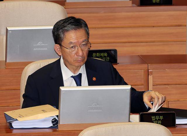 정성호 법무부 장관이 25일 오전 서울 여의도 국회 본회의에서 주진우 국민의힘 의원의 상법 일부개정법률안(2차 상법 개정안)에 대한 무제한토론(필리버스터)을 듣고 있다. 뉴시스