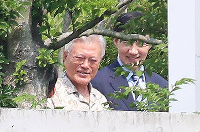 조국(오른쪽) 조국혁신당 혁신정책연구원장이 24일 오후 경남 양산시 하북면 평산마을 문재인(왼쪽) 전 대통령 사저를 방문해 문 전 대통령을 예방하고 있다. 양산=뉴스1