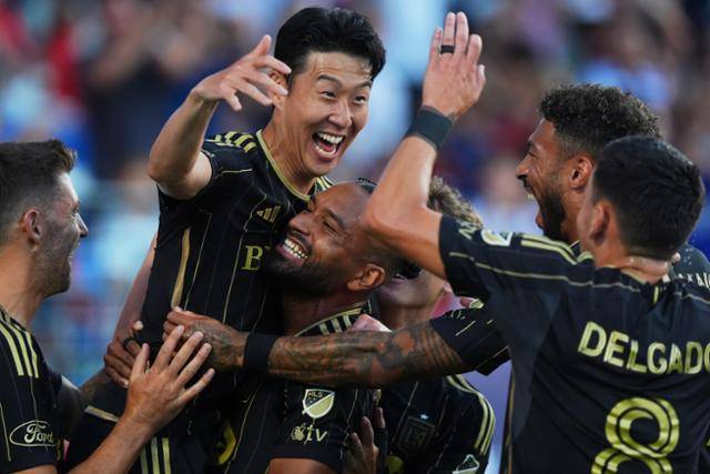 LAFC의 손흥민이 24일(한국시간) 미국 텍사스주 프리스코의 도요타 스타디움에서 열린 2025 MLS FC댈러스와 경기에서 전반 프리킥으로 선제골을 넣고 동료들과 기뻐하고 있다. 프리스코=AP 뉴시스