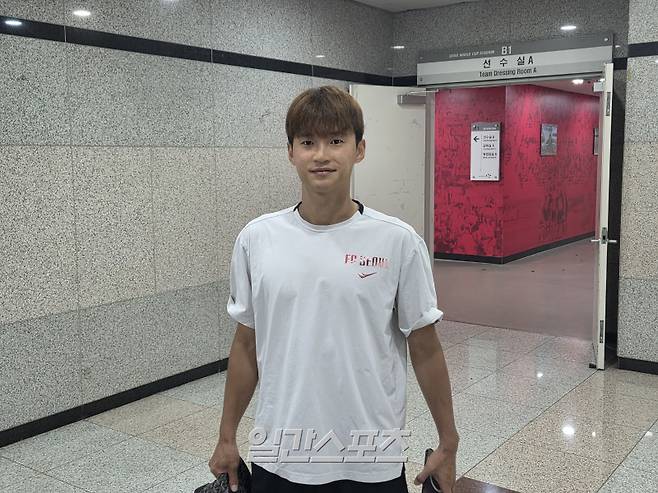 서울 수비수 김진수가 24일 서울월드컵경기장에서 열린 울산과의 하나은행 K리그1 2025 27라운드가 끝난 뒤 믹스트존에서 인터뷰를 진행하고 있다. 상암=김우중 기자
