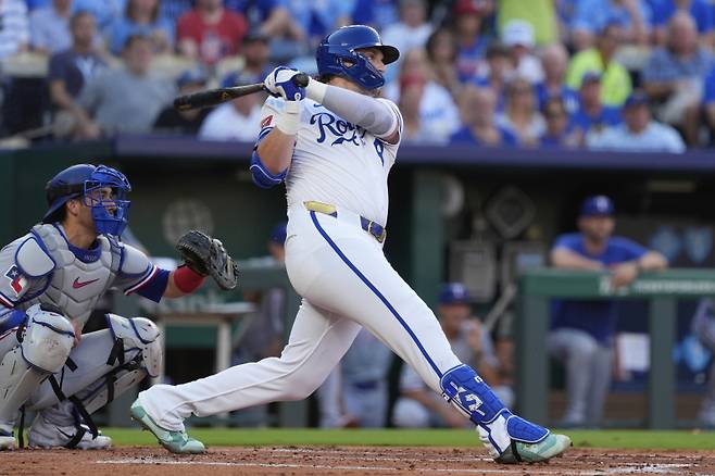 <yonhap photo-1727=""> Kansas City Royals' Vinnie Pasquantino watches his three run home run during the first inning of a baseball game against the Texas Rangers, Wednesday, Aug. 20, 2025, in Kansas City, Mo. (AP Photo/Charlie Riedel)/2025-08-21 09:38:38/ <저작권자 ⓒ 1980-2025 ㈜연합뉴스. 무단 전재 재배포 금지, AI 학습 및 활용 금지></yonhap>