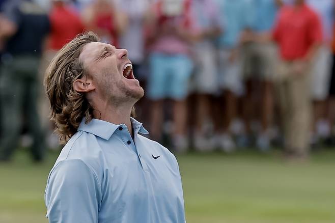 25일(한국시간) 미국 조지아주 애틀랜타 이스트레이크 골프클럽(파70)에서 열린 미국프로골프(PGA) 투어 페덱스컵 플레이오프 최종전인 투어 챔피언십 최종 라운드에서 우승을 확정한 플리트우드가 환호하고 있다. [EPA=연합뉴스]