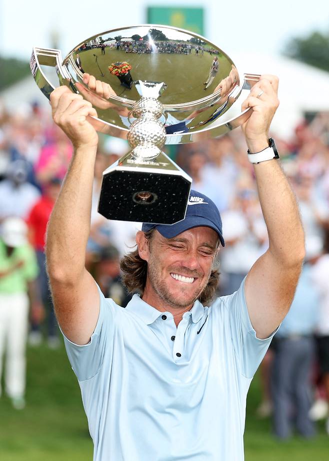 <yonhap photo-2579=""> ATLANTA, GEORGIA - AUGUST 24: Tommy Fleetwood of England celebrates with the Fedex Cup trophy after winning the final round of the TOUR Championship 2025 at East Lake Golf Club on August 24, 2025 in Atlanta, Georgia. Kevin C. Cox/Getty Images/AFP (Photo by Kevin C. Cox / GETTY IMAGES NORTH AMERICA / Getty Images via AFP)/2025-08-25 07:59:09/ <저작권자 ⓒ 1980-2025 ㈜연합뉴스. 무단 전재 재배포 금지, AI 학습 및 활용 금지></yonhap>
