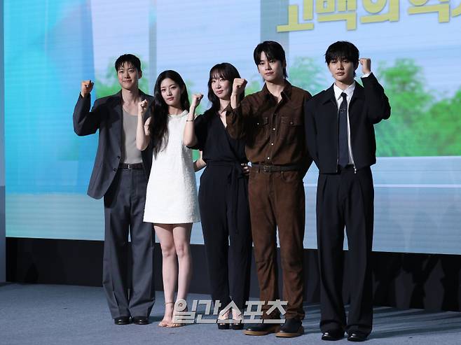 배우 공명, 신은수, 남궁선 감독, 차우민, 윤상현이 25일 오전 서울 마포구 호텔 나루 서울 엠갤러리에서 열린 넷플릭스 영화 '고백의 역사' 제작보고회에 참석해 포토타임을 갖고 있다. '고백의 역사'는 1998년, 열아홉 소녀 박세리가 일생일대의 고백을 앞두고 평생의 콤플렉스인 악성 곱슬머리를 펴기 위한 작전을 계획하던 중 전학생 한윤석과 얽히며 벌어지는 청춘 로맨스. 오는 29일 공개. 서병수 기자 qudtn@edaily.co.kr /2025.08.25/