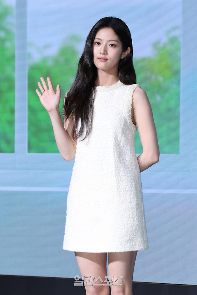 배우 신은수가 25일 오전 서울 마포구 호텔 나루 서울 엠갤러리에서 열린 넷플릭스 영화 '고백의 역사' 제작보고회에 참석해 포토타임을 갖고 있다. '고백의 역사'는 1998년, 열아홉 소녀 박세리가 일생일대의 고백을 앞두고 평생의 콤플렉스인 악성 곱슬머리를 펴기 위한 작전을 계획하던 중 전학생 한윤석과 얽히며 벌어지는 청춘 로맨스. 오는 29일 공개. 서병수 기자 qudtn@edaily.co.kr /2025.08.25/